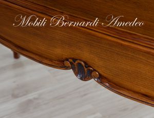Tavolo realizzato in noce stile barocco con gambe curve e piano sagomato